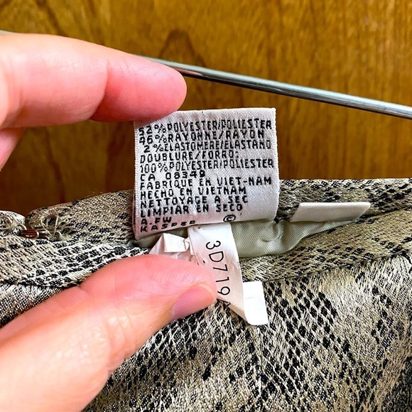 Le Suit Lace/Snakeskin Design Jacket with Matching Skirt Shimmery Tan & Black 18 - Picture 11 of 12